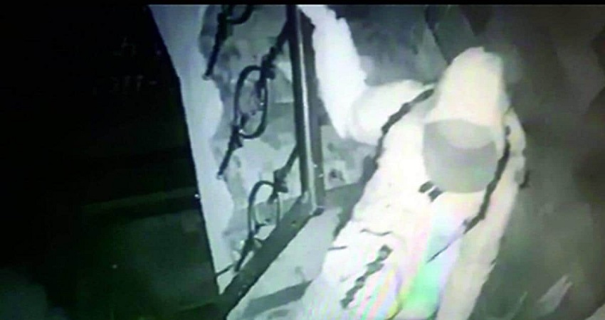 दिल्लीः PPE किट पहन कर जुलरी की दुकान में घुसा चोर, उड़ाए 6 करोड़ के गहने दिल्लीः PPE किट पहन कर जुलरी की दुकान में घुसा चोर, उड़ाए 6 करोड़ के गहने
